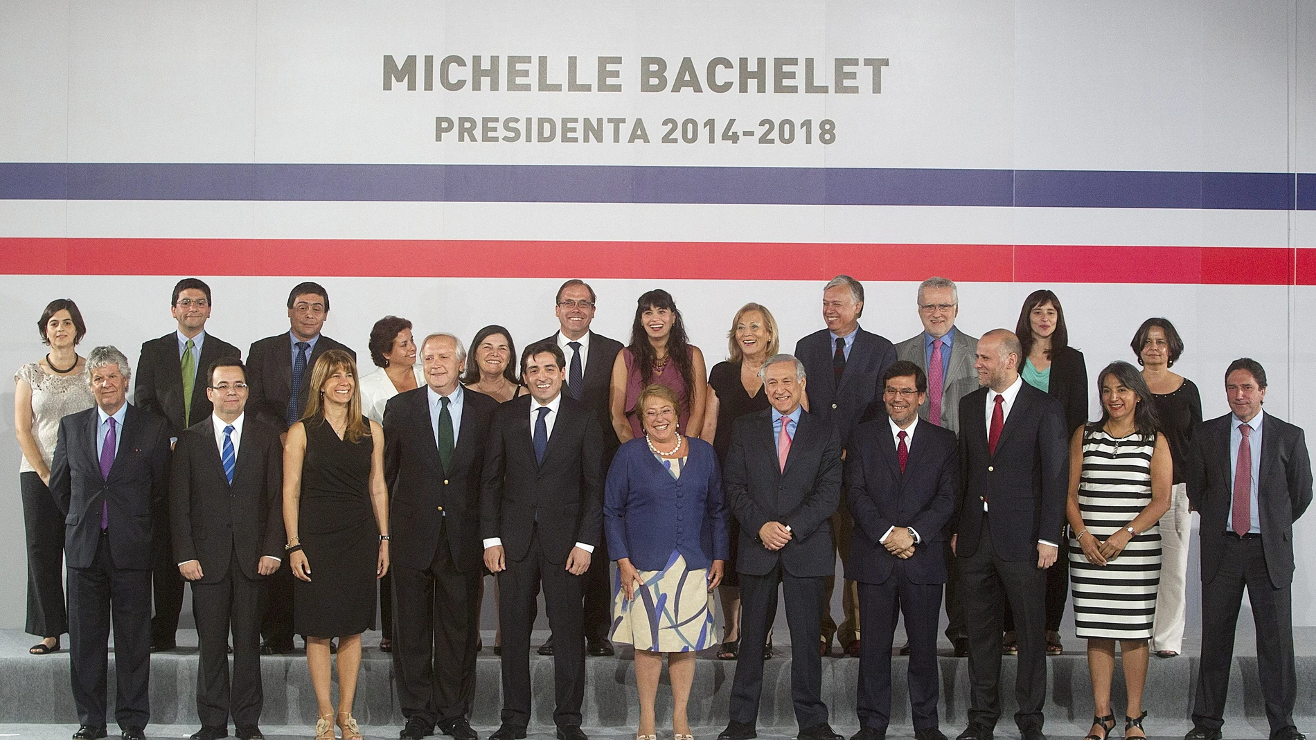 Bachelet posa junto a sus ministros Bachelet posa junto a sus ministros