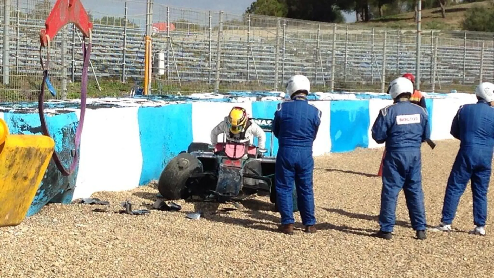 Lewis Hamilton bajándose del W05 tras el accidente