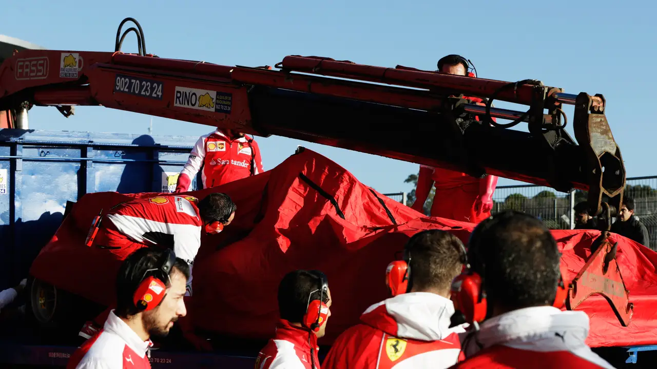 El F14 T vuelve a boxes en la grúa