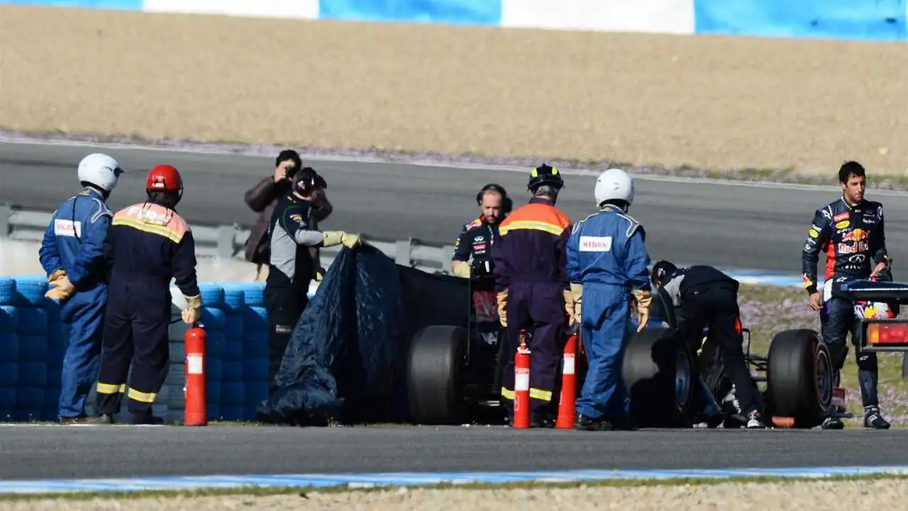 El RB10 de Ricciardo echa humo en menos de una vuelta