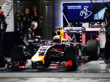 El RB10 de Ricciardo en el box de Red Bull