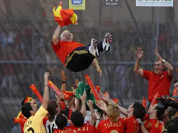 Aragonés manteado tras ganar la Eurocopa Aragonés manteado tras ganar la Eurocopa