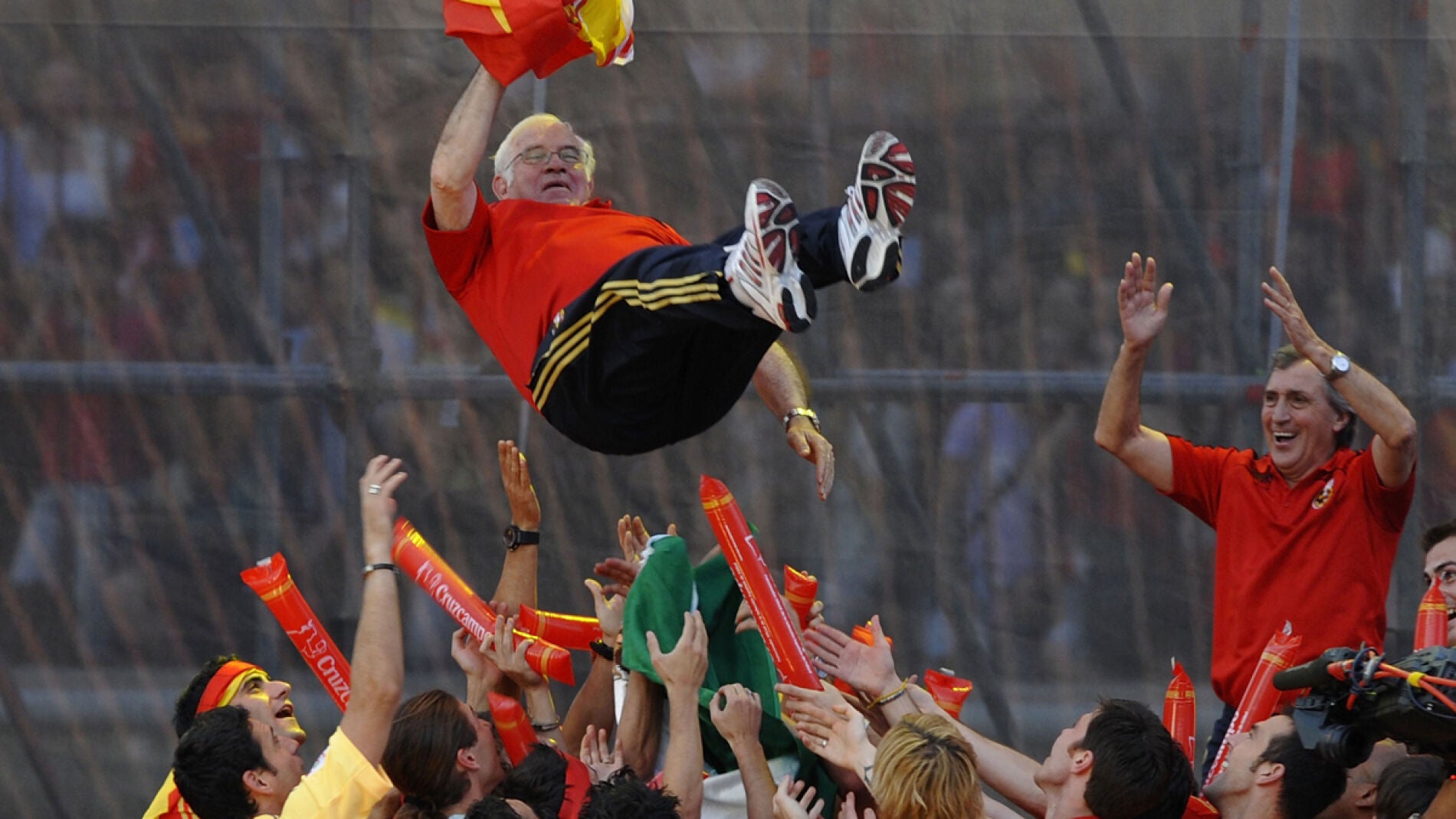 Aragon&eacute;s manteado tras ganar la Eurocopa