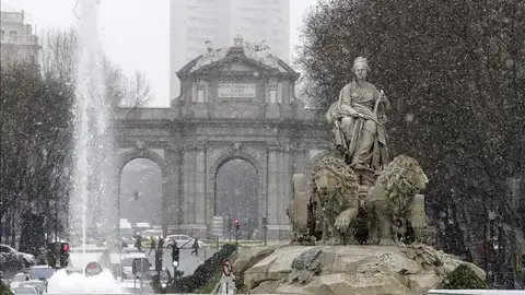 Vista de la Cibeles con la Puerta de Alcalá al fondo, bajo la nieve que cae en Madrid Vista de la Cibeles con la Puerta de Alcalá al fondo, bajo la nieve que cae en Madrid