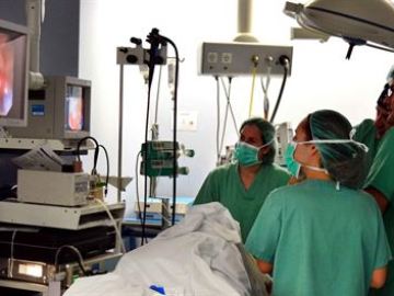 La operación se realiza por vía oral mediante una endoscopia. La operación se realiza por vía oral mediante una endoscopia.