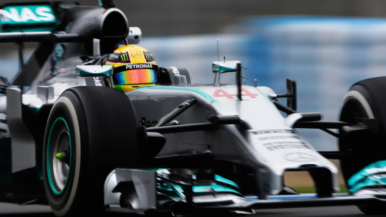 Lewis Hamilton a bordo del W05 de Mercedes