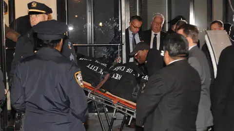 El momento en el que se llevan el cuerpo del actor El momento en el que se llevan el cuerpo del actor