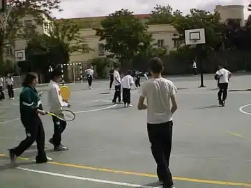 Unos niños juegan en el patio del colegio Unos niños juegan en el patio del colegio