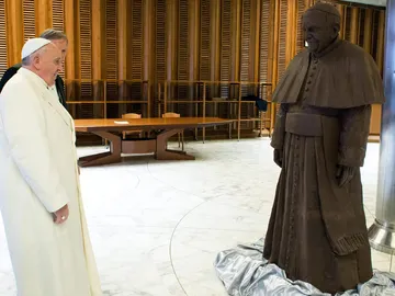 El papa Francisco junto a su réplica de chocolate El papa Francisco junto a su réplica de chocolate