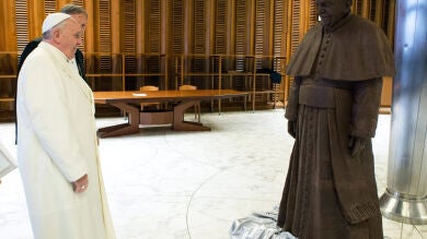 Regalan al papa Francisco una estatua suya fabricada con chocolate
