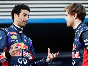Daniel Ricciardo charla con Sebastian Vettel 