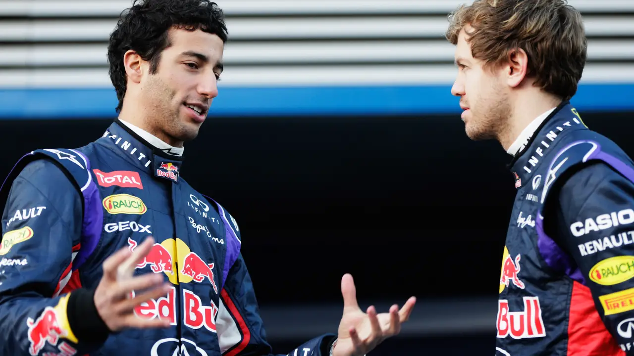 Daniel Ricciardo charla con Sebastian Vettel