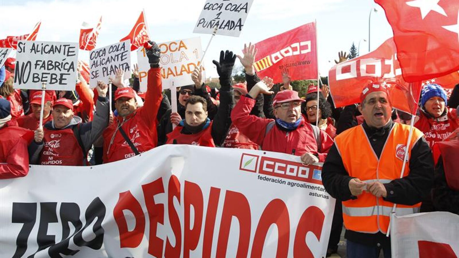 Trabajadores de Coca-Cola protestan frente a las oficinas de Iberian Partners