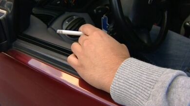 ¿Se debe prohibir fumar en los coches cuando hay niños en su interior?
