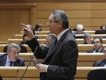 El ministro de Justicia, Alberto Ruiz-Gallardón, durante una de sus intervenciones en la sesión de control al Gobierno El ministro de Justicia, Alberto Ruiz-Gallardón, durante una de sus intervenciones en la sesión de control al Gobierno