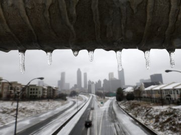 Vista de unos carámbanos en un puente de Atlanta