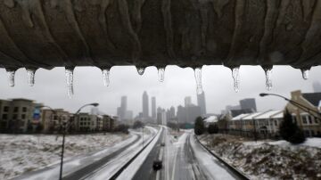 Vista de unos carámbanos en un puente de Atlanta