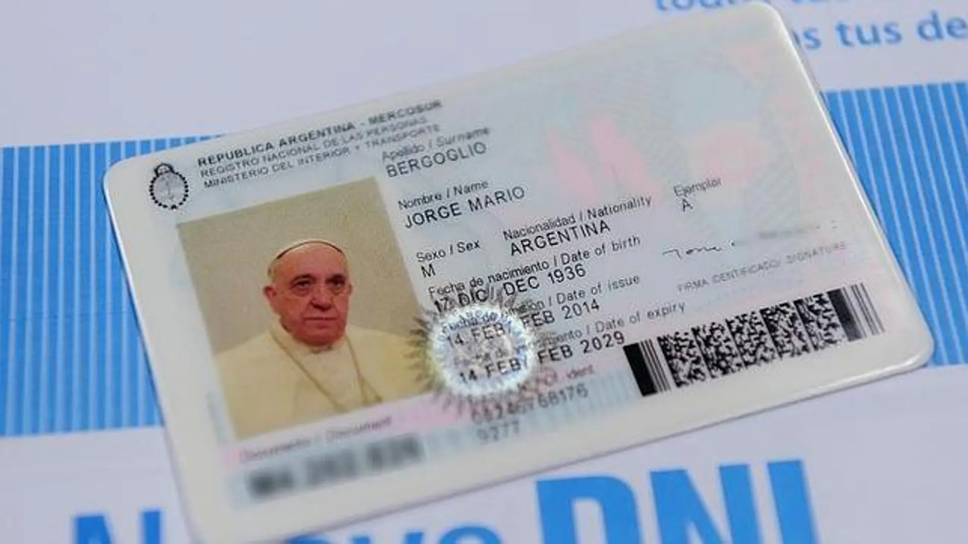 El nuevo documento de identidad del Papa Francisco El nuevo documento de identidad del Papa Francisco