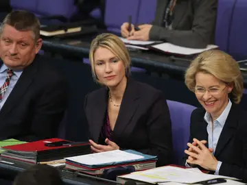 La ministra de Asuntos de Familia, Manuela Schwesig, y la de Defensa, Ursula von der Leyen La ministra de Asuntos de Familia, Manuela Schwesig, y la de Defensa, Ursula von der Leyen