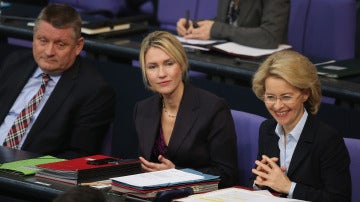 La ministra de Asuntos de Familia, Manuela Schwesig, y la de Defensa, Ursula von der Leyen