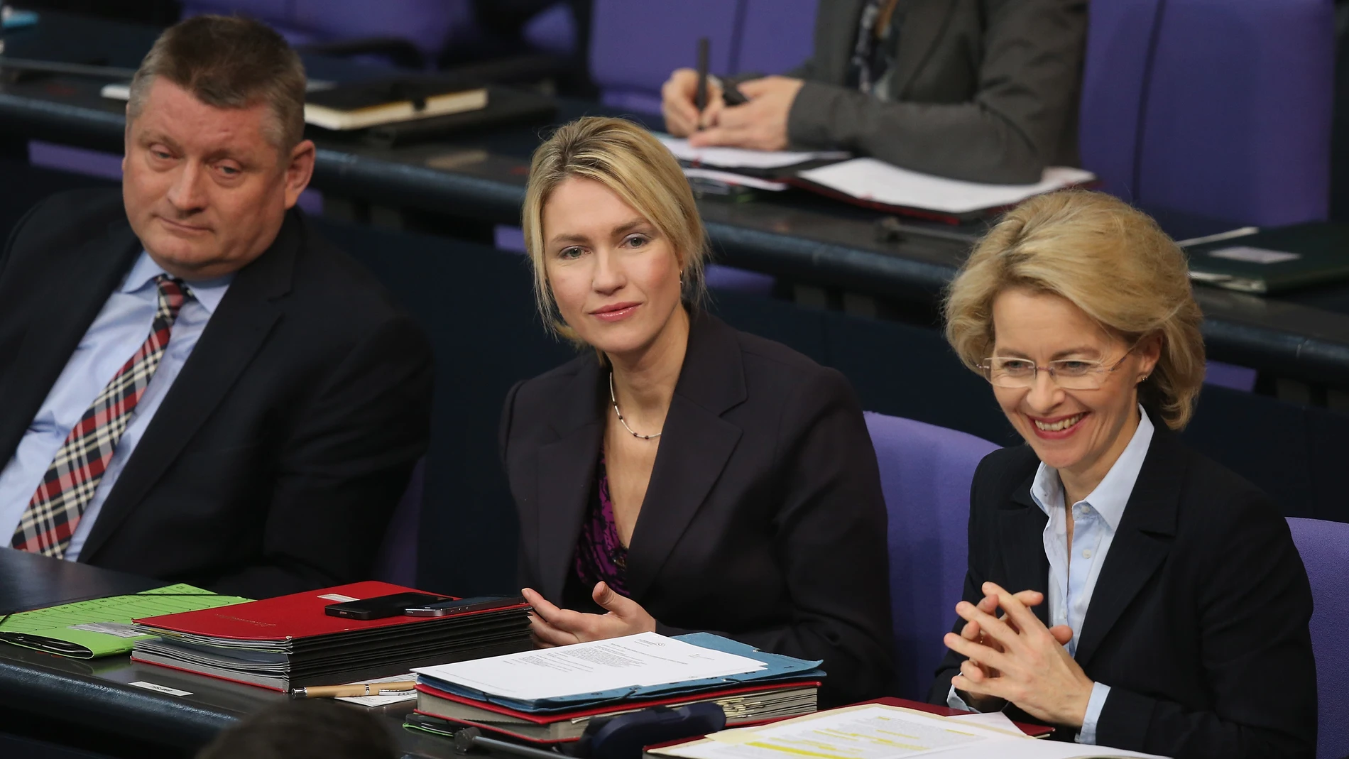 La ministra de Asuntos de Familia, Manuela Schwesig, y la de Defensa, Ursula von der Leyen La ministra de Asuntos de Familia, Manuela Schwesig, y la de Defensa, Ursula von der Leyen