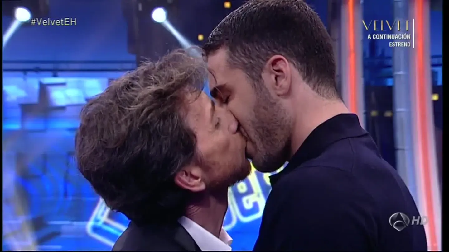 Pablo Motos besa a Miguel Ángel Silvestre Pablo Motos besa a Miguel Ángel Silvestre