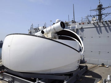 Cañón láser USS Dewey (DDG 105) en San Diego, California