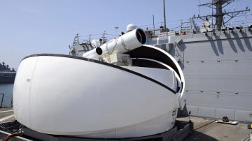 Cañón láser USS Dewey (DDG 105) en San Diego, California