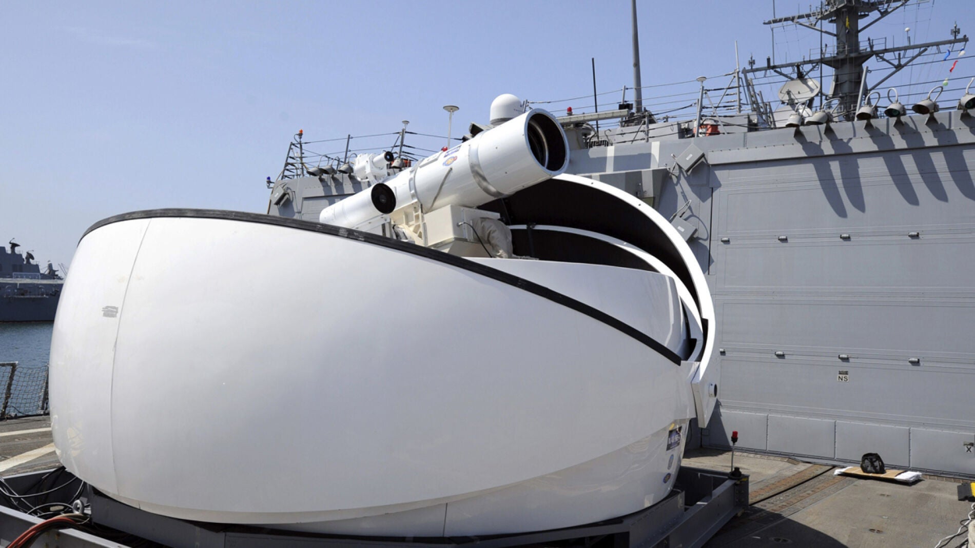Ca&ntilde;&oacute;n l&aacute;ser USS Dewey (DDG 105) en San Diego, California