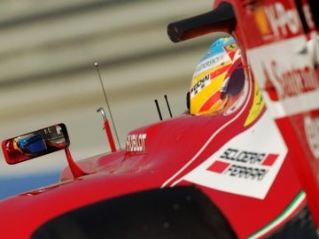 Fernando Alonso prueba su Ferrari en Baréin