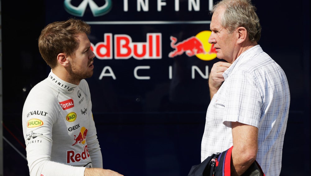 Sebastian Vettel charla con Helmut Marko