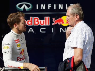 Sebastian Vettel charla con Helmut Marko
