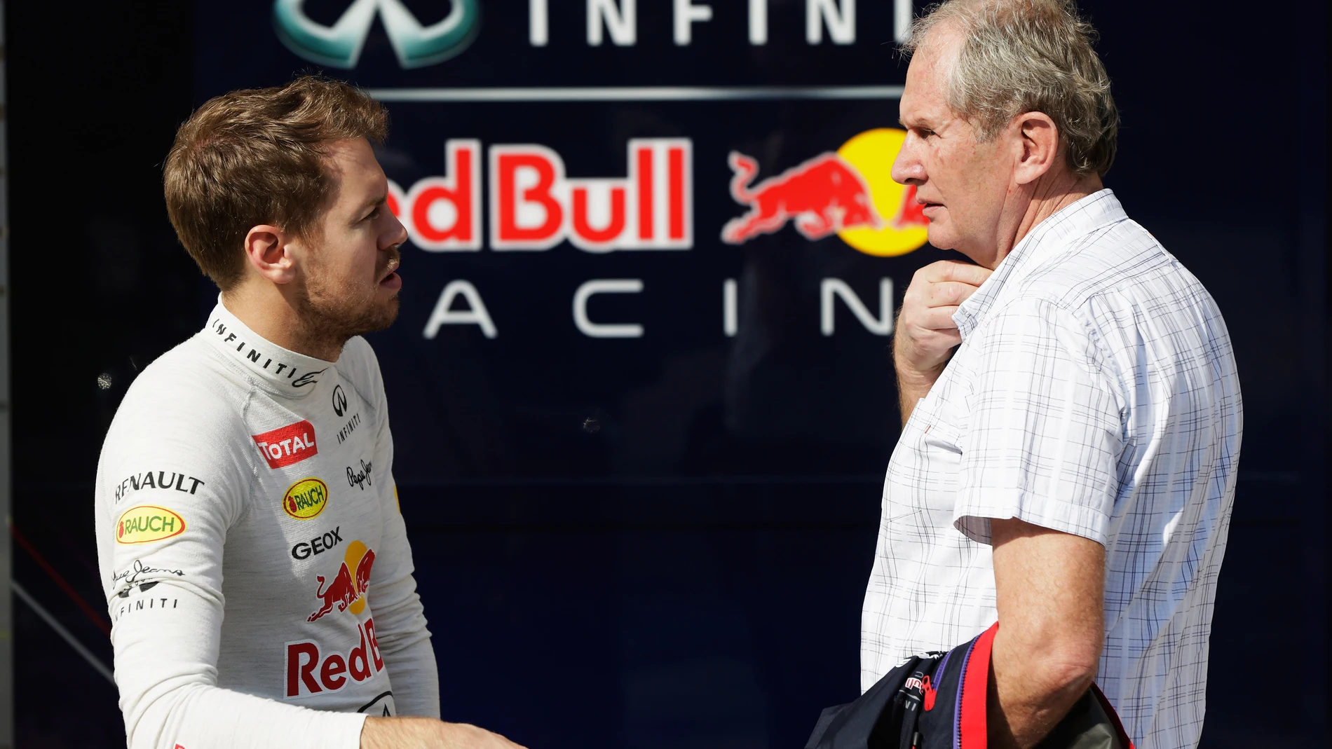 Sebastian Vettel charla con Helmut Marko