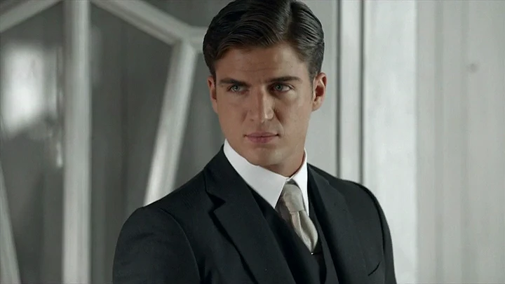 Maxi Iglesias es Max en 'Velvet'