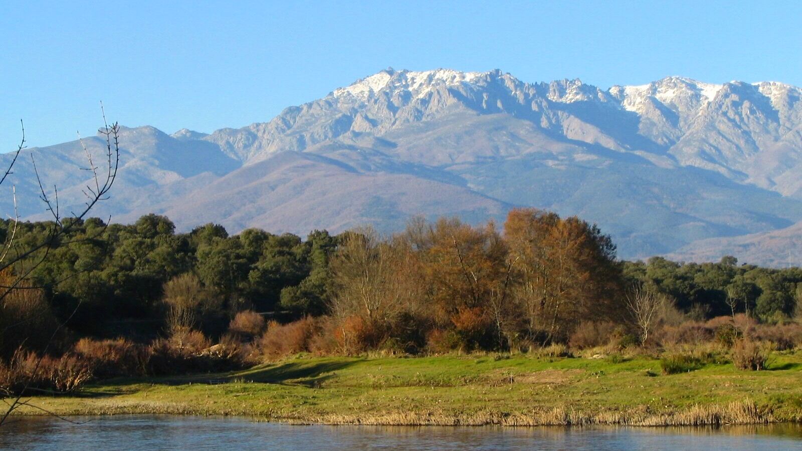 Muere una joven que practicaba senderismo tras caer de una pendiente de 100 metros en Gredos