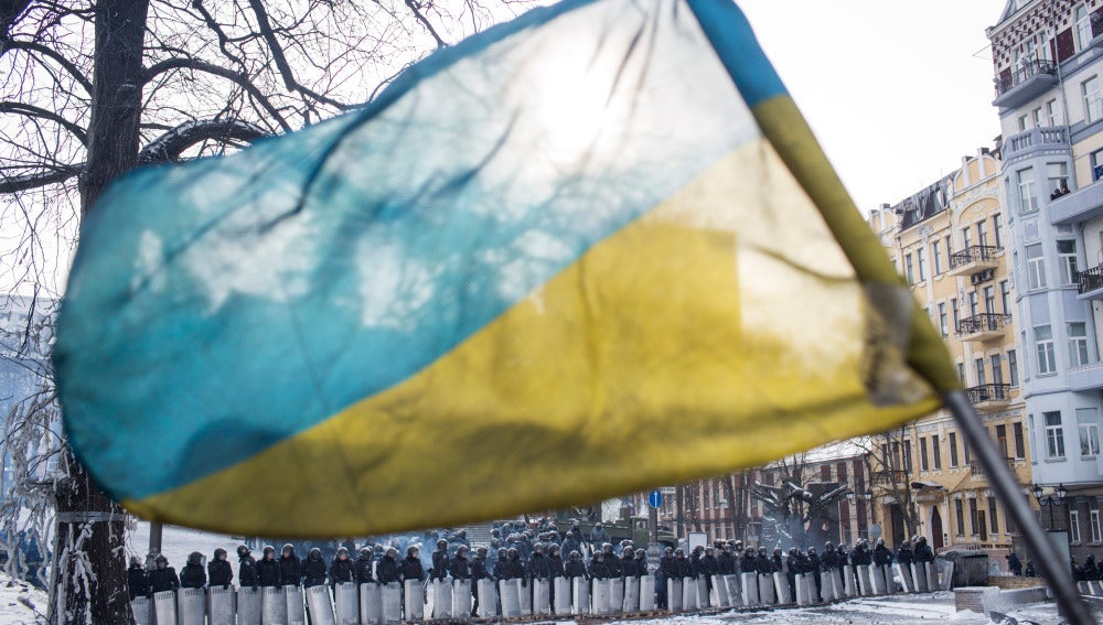 Una bandera de Ucrania ondea ante los cuerpos policiales