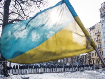 Una bandera de Ucrania ondea ante los cuerpos policiales