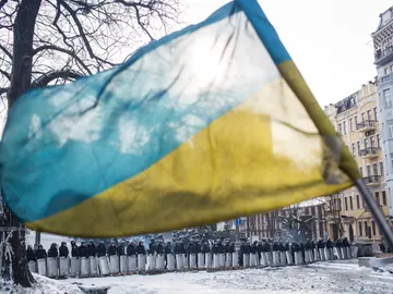 Una bandera de Ucrania ondea ante los cuerpos policiales Una bandera de Ucrania ondea ante los cuerpos policiales
