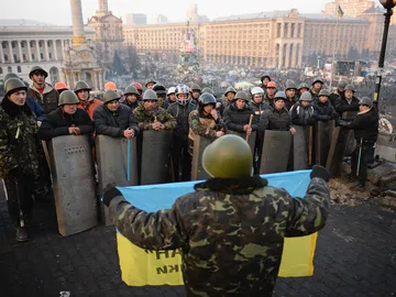 Un opositor se sitúa frente a la Policía en la Plaza de la Independencia Un opositor se sitúa frente a la Policía en la Plaza de la Independencia