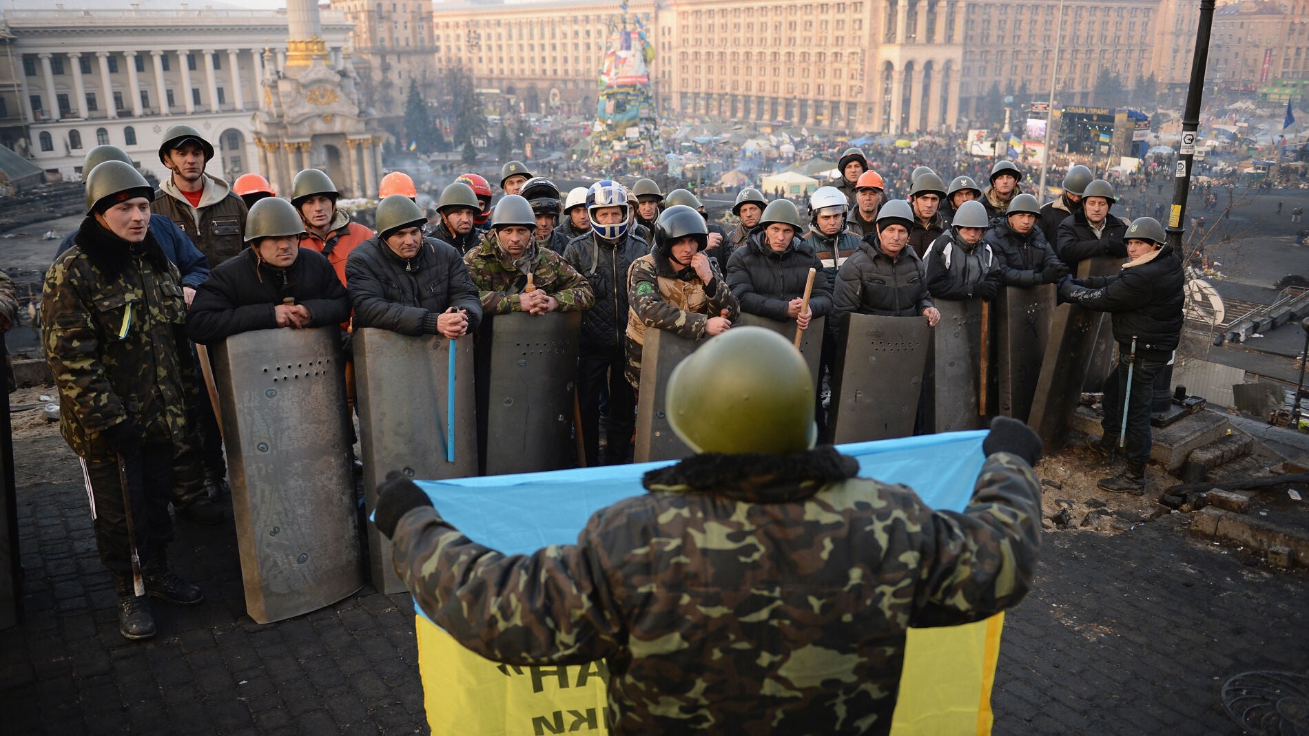 Un opositor se sit&uacute;a frente a la Polic&iacute;a en la Plaza de la Independencia
