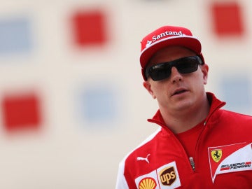 Raikkonen luce rojo Ferrari y gafas de sol