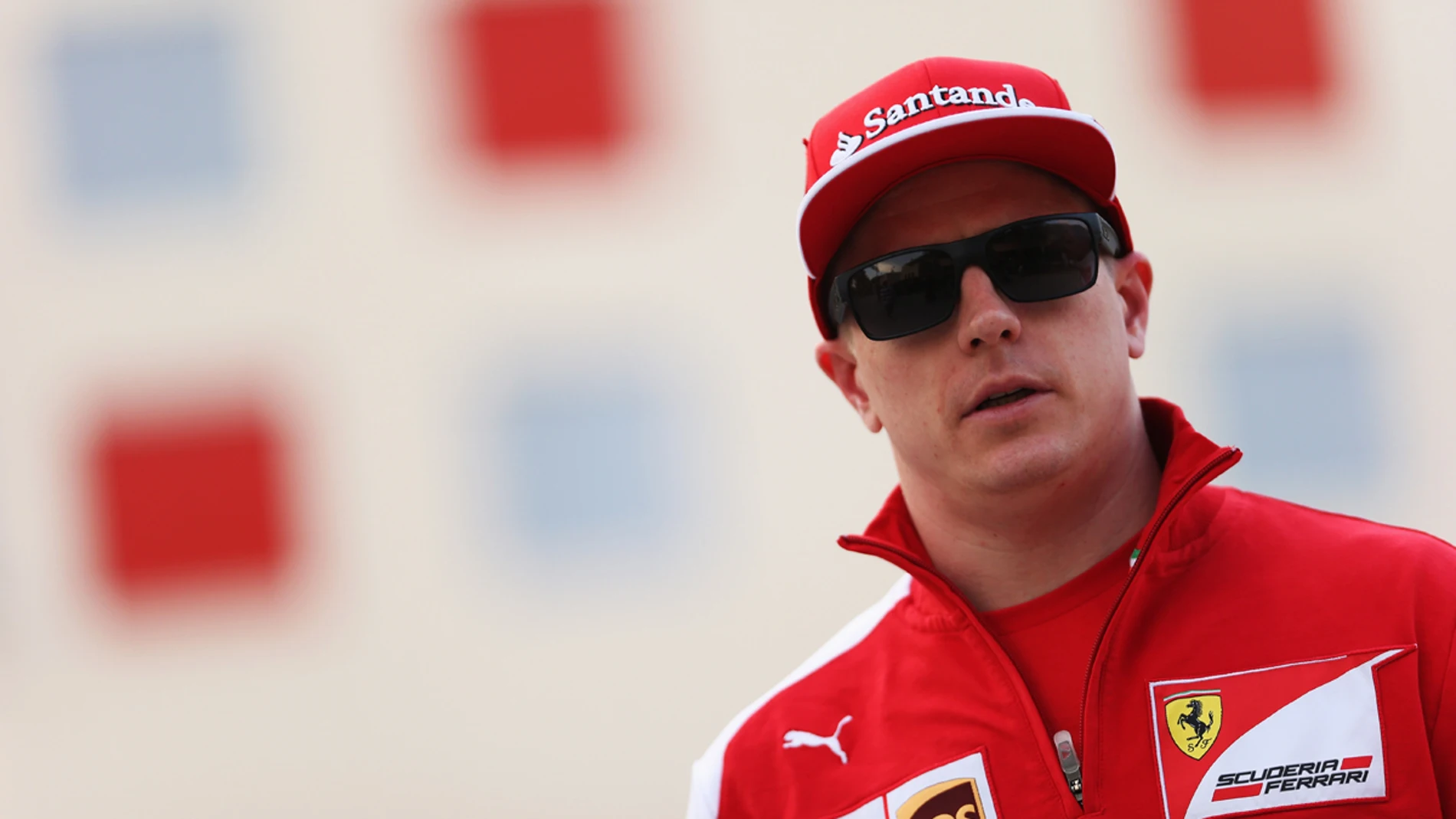 Raikkonen luce rojo Ferrari y gafas de sol