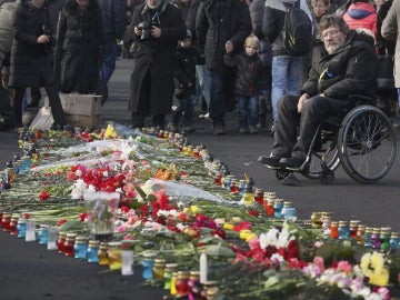 Flores en memoria de los muertos en Ucrania