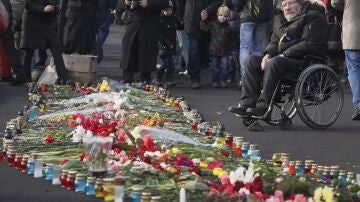 Flores en memoria de los muertos en Ucrania