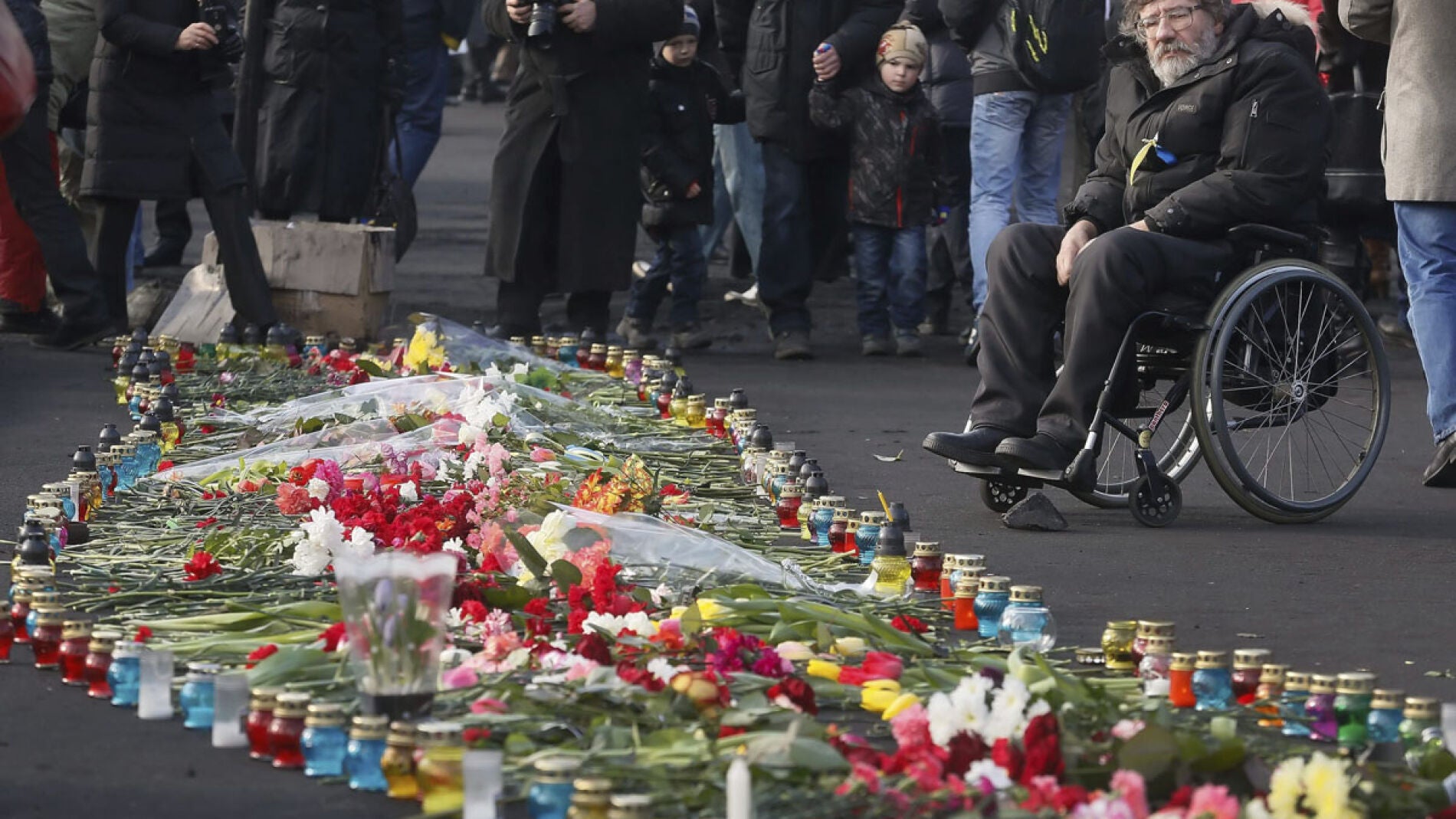 Flores en memoria de los muertos en Ucrania
