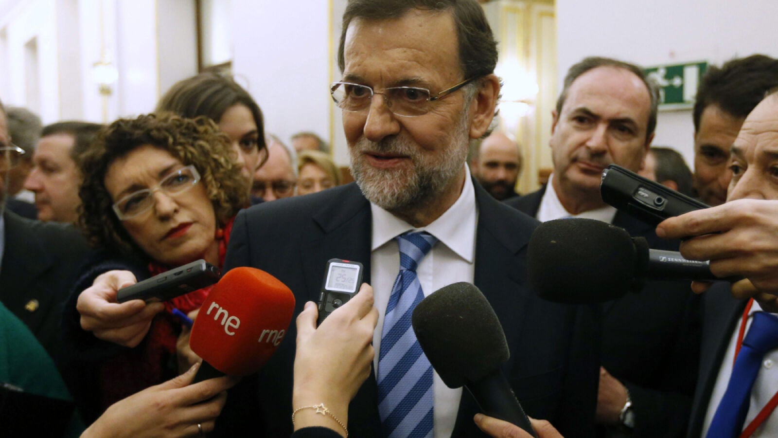 Mariano Rajoy abandona satisfecho el Congreso: 