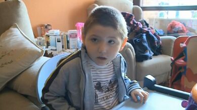Una familia pide ayuda para Gaizka, su hijo de 3 años que sufre Síndrome de Angelman
