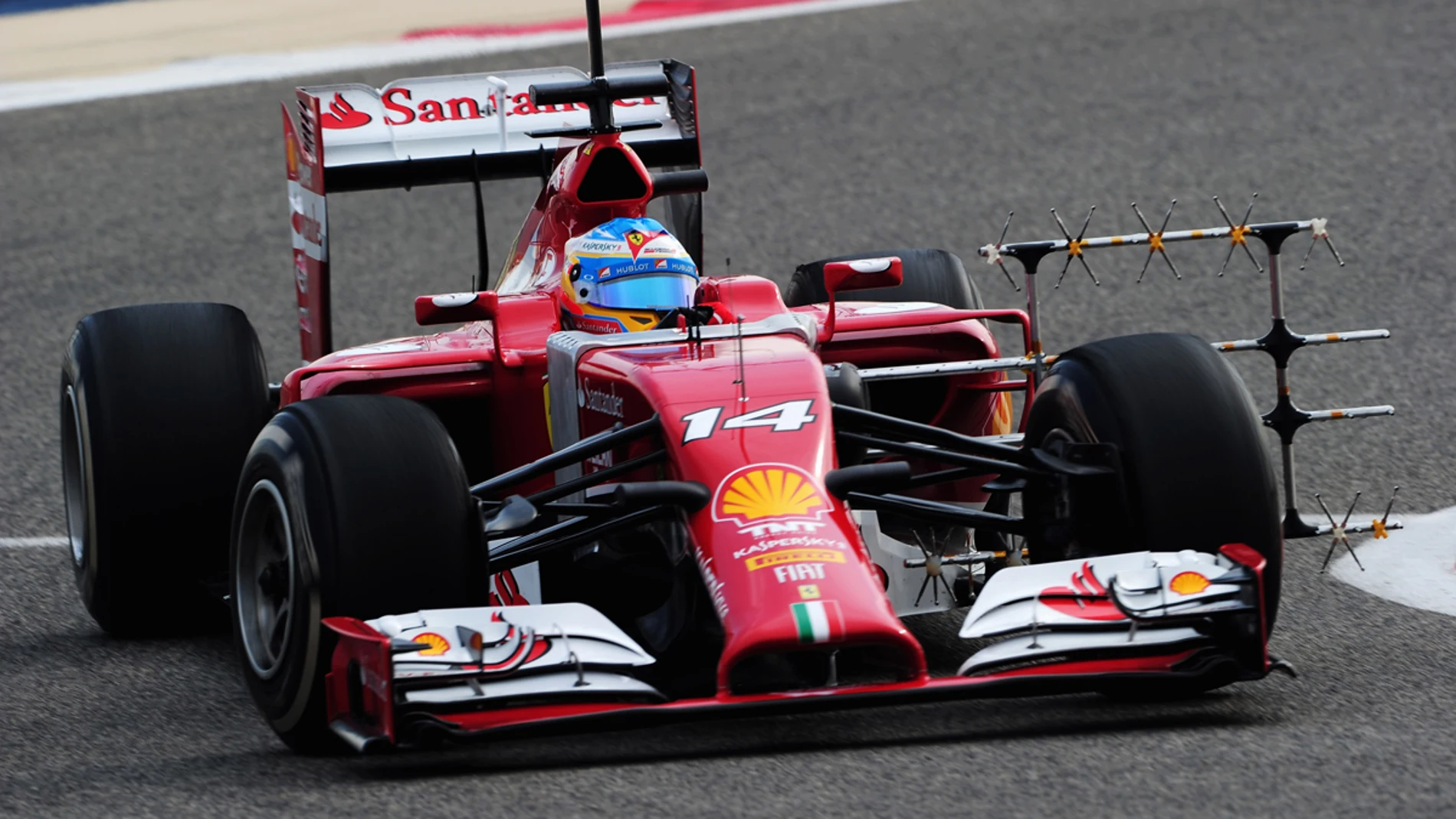 Alonso luce el Ferrari en Baréin