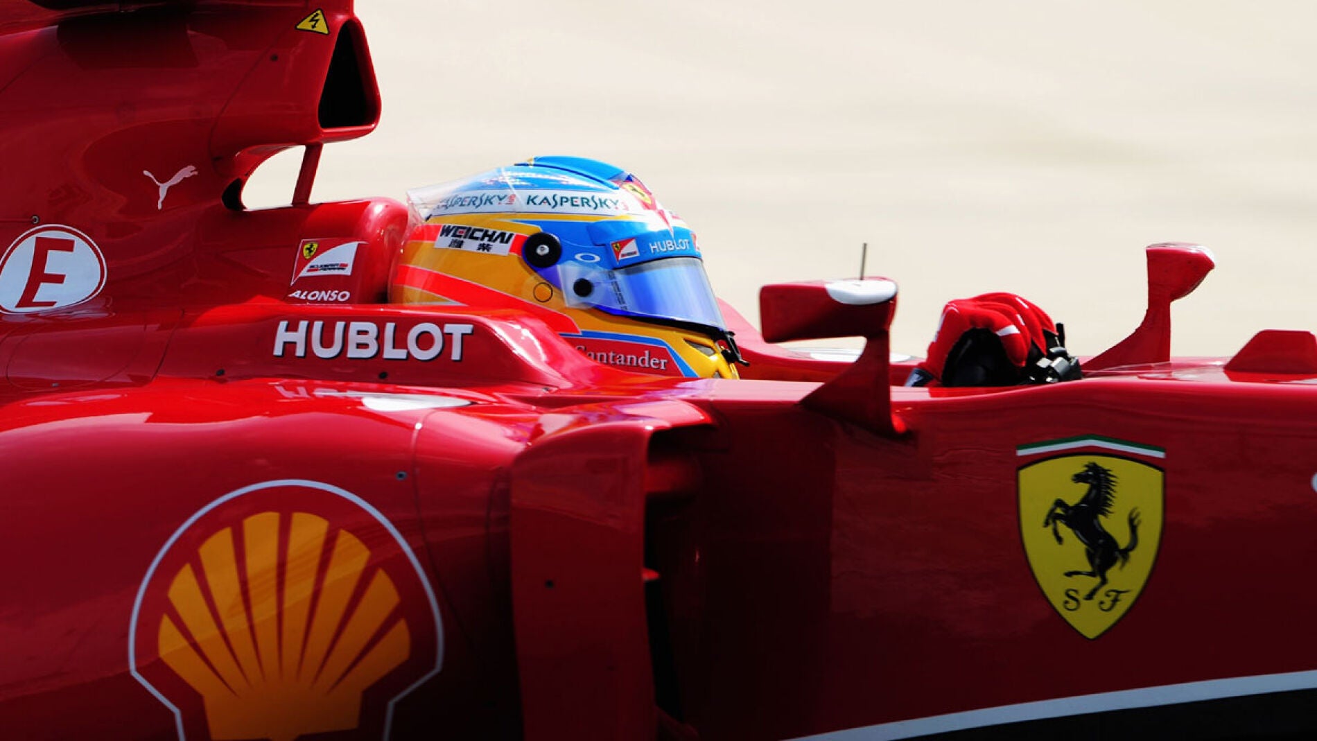 Alonso, a los mandos del F14 T