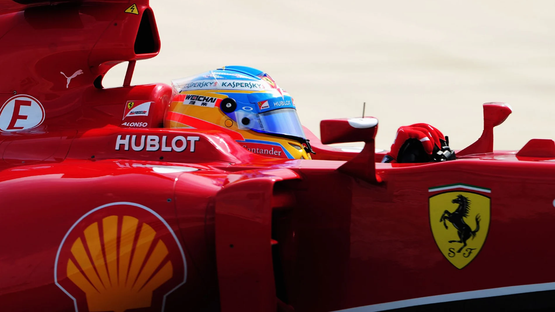 Alonso, a los mandos del F14 T